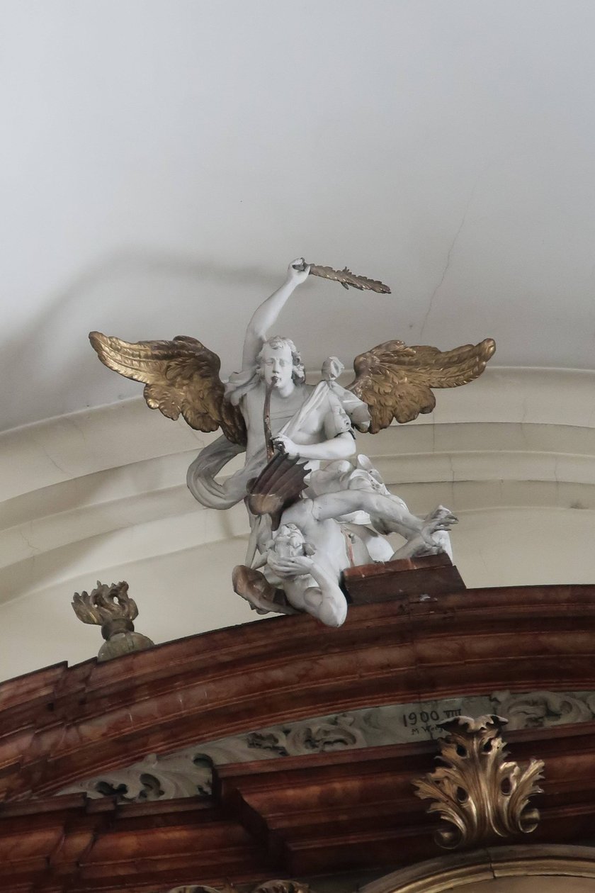 Ołtarz gł&oacute;wny zdobią rzeźby nieznanego dotąd artysty. Czy to był Jan Jerzy Urbański, czy Mateusz Stainl? W każdym razie ołtarz wieńczy scena strącenia szatana przez Michała Archanioła, motyw, kt&oacute;ry kilka razy pojawił się w repertuarze Steinla