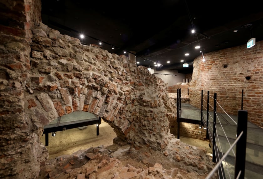 Podziemia Domu Notre Dame na Ostrowie Tumskim &ndash; na pierwszym planie&nbsp; fundament wieży Bolesława Wysokiego, w tle XIII-wieczna ściana pałacu Henryka Probusa