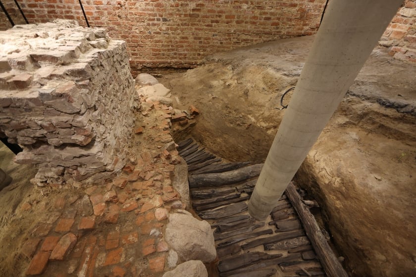 Podziemia Domu Notre Dame na Ostrowie Tumskim &ndash; pozostałość XII-wiecznego wału drewniano-ziemnego