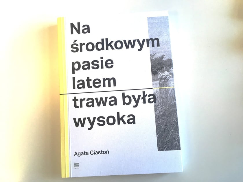 Agata Ciastoń, &bdquo;Na środkowym pasie latem trawa była wysoka&rdquo;, Wydawnictwo Warstwy 2024