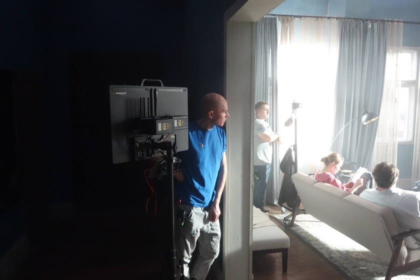 Artur Wyrzykowski na planie filmu &bdquo;To się nie dzieje&rdquo; w Wytw&oacute;rni Film&oacute;w Fabularnych