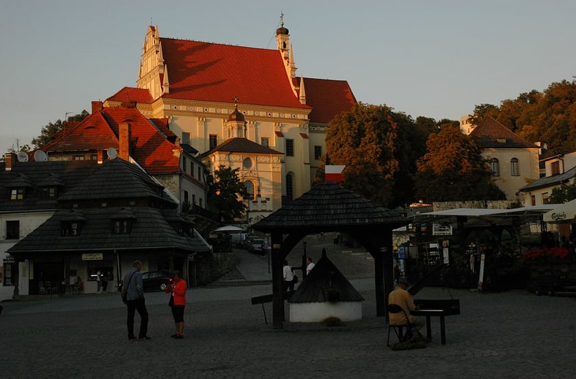 Rynek w Kazimierzu Dolnym nad Wisłą z widokiem na kości&oacute;ł farny św. Jana Chrzciciela i św. Bartłomieja Apostoła