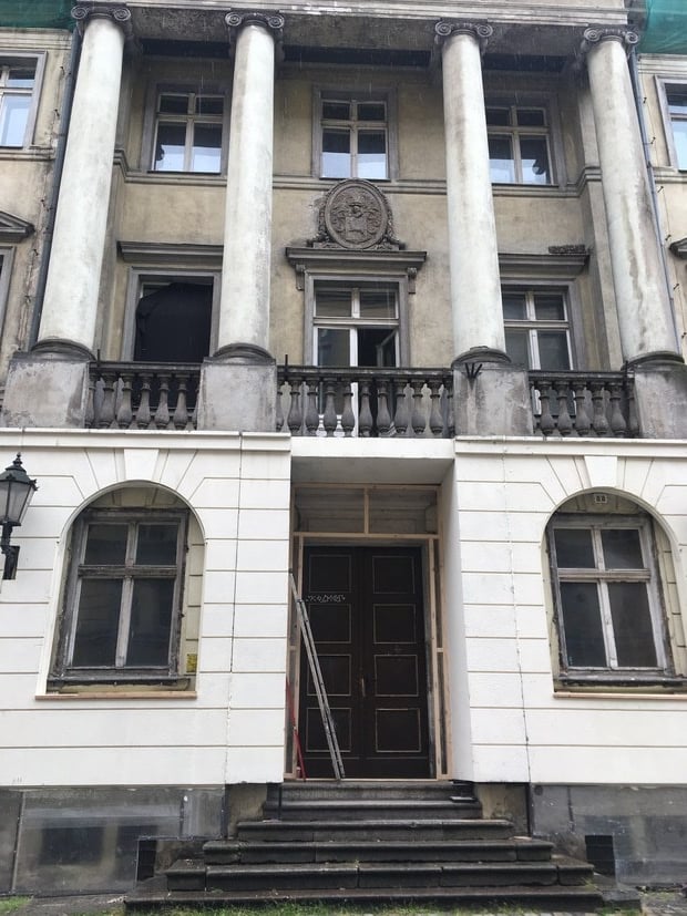 Pałac Wallenberg-Pachalych na Szajnochy z przygotowywaną scenografią