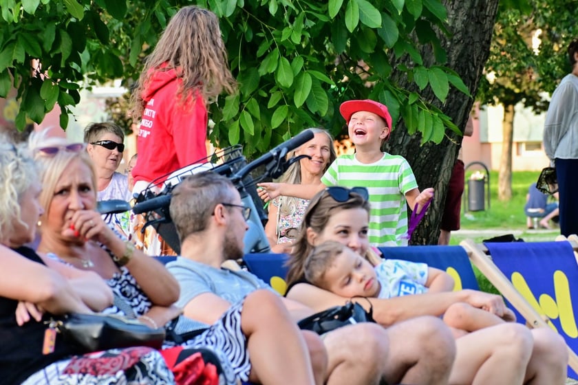 Pierwszy koncert z cyklu "Muzyka w podwórku" zabrzmiał na Gaju w tak zwanym parku słonecznym. Śpiewał Tomasz Krajewski przy akompaniamencie Dominika Mąkosy i Tarasa Bakovskyia