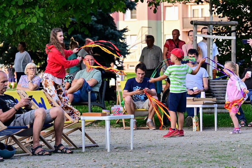 Pierwszy koncert z cyklu "Muzyka w podwórku" zabrzmiał na Gaju w tak zwanym parku słonecznym. Śpiewał Tomasz Krajewski przy akompaniamencie Dominika Mąkosy i Tarasa Bakovskyia