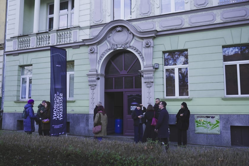 We wrocławskich schronach odbywa się trzydniowa wystawa Yuriya Bileya - tu kamienica Curie-Skłodowskiej 87&nbsp;