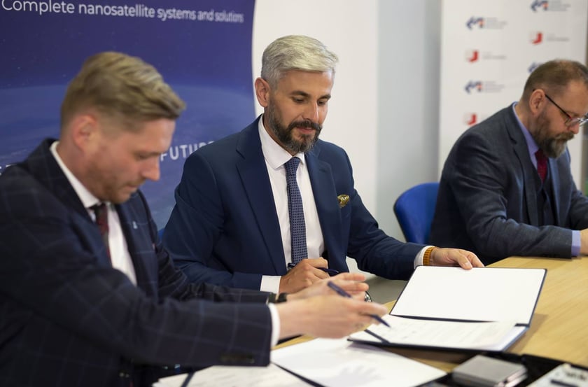 11 maja 2022 r. podpisano list o współpracy w sprawie budowy pierwszej w Polsce fabryki nanosatelitów SatRevolution