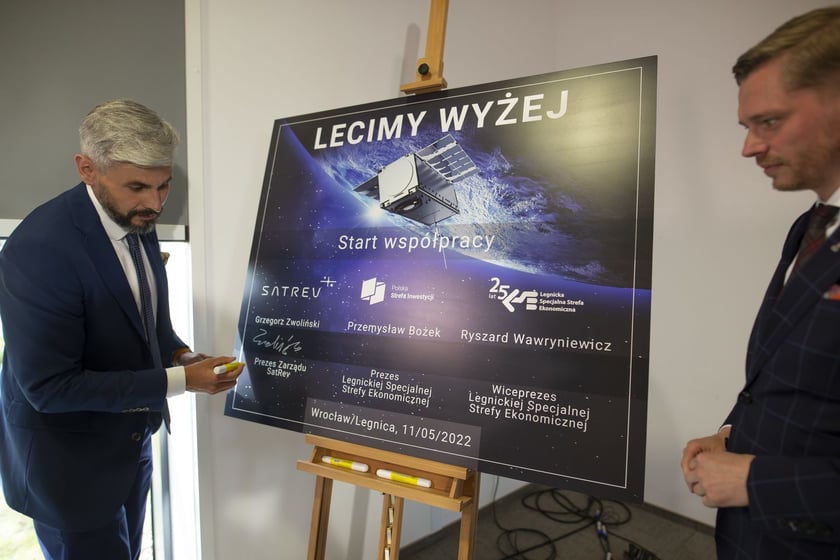 11 maja 2022 r. podpisano list o współpracy w sprawie budowy pierwszej w Polsce fabryki nanosatelitów SatRevolution