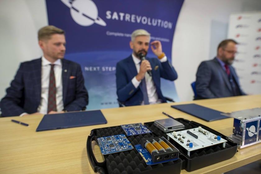 11 maja 2022 r. podpisano list o współpracy w sprawie budowy pierwszej w Polsce fabryki nanosatelitów SatRevolution
