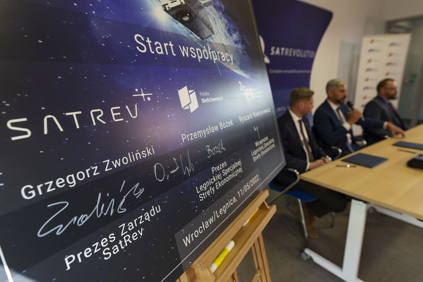11 maja 2022 r. podpisano list o współpracy w sprawie budowy pierwszej w Polsce fabryki nanosatelitów SatRevolution
