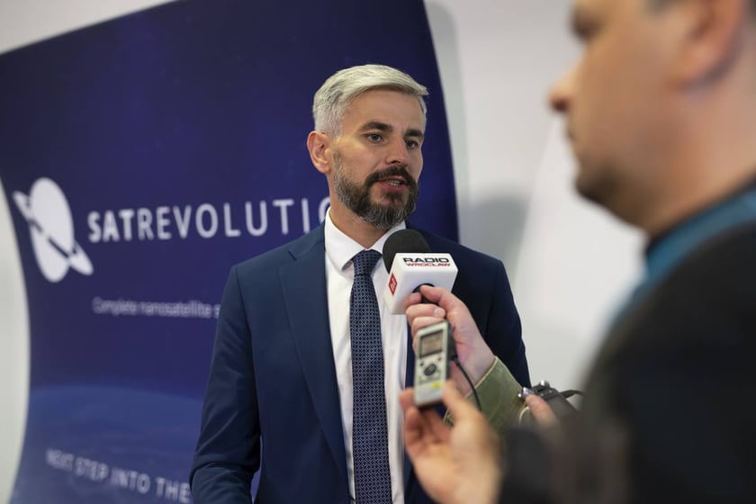 11 maja 2022 r. podpisano list o współpracy w sprawie budowy pierwszej w Polsce fabryki nanosatelitów SatRevolution