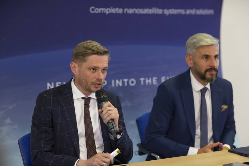 Od lewej strony: Przemysław Bożek - prezes LSSE, Grzegorz Zwoliński - prezes SatRevolution. 11 maja 2022 r. podpisano list o współpracy w sprawie budowy pierwszej w Polsce fabryki nanosatelitów SatRevolution.