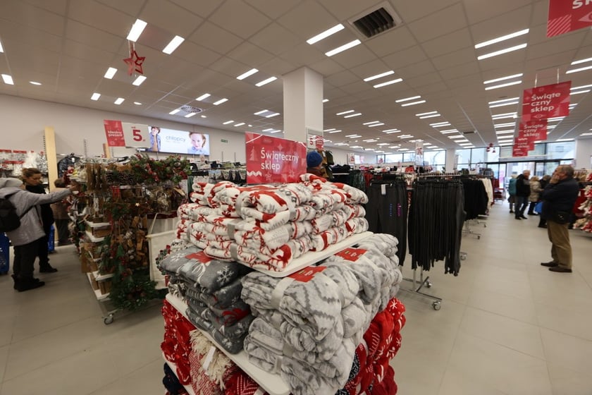 W centrum handlowym Długosza 66 są kolejne we Wrocławiu sklepy sieci handlowych takich jak: Dealz, Action, Tedi, Maxi Zoo, KiK, Rossmann i Pepco.