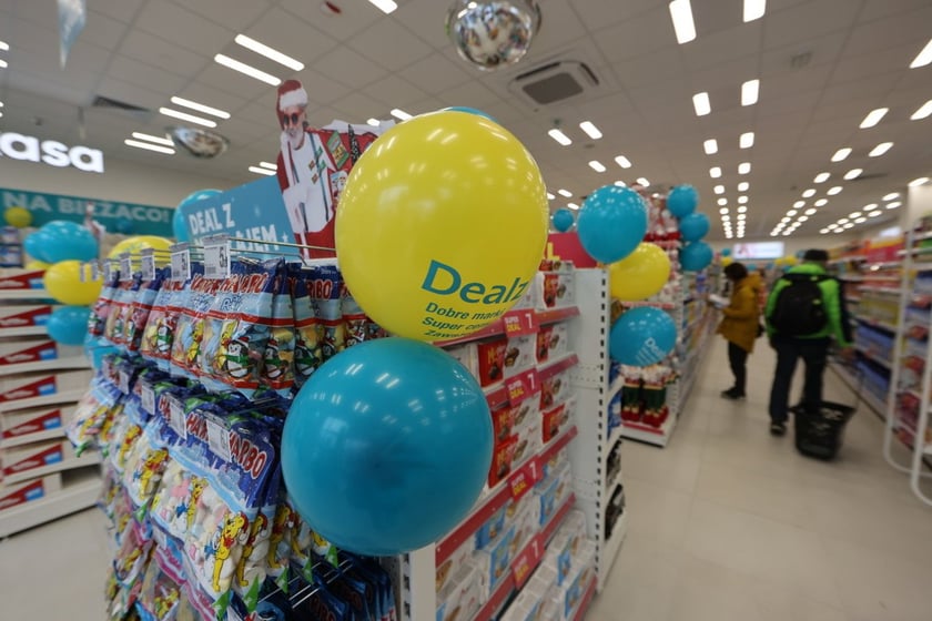 W centrum handlowym Długosza 66 są kolejne we Wrocławiu sklepy sieci handlowych takich jak: Dealz, Action, Tedi, Maxi Zoo, KiK, Rossmann i Pepco.