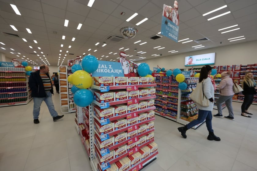 W centrum handlowym Długosza 66 są kolejne we Wrocławiu sklepy sieci handlowych takich jak: Dealz, Action, Tedi, Maxi Zoo, KiK, Rossmann i Pepco.