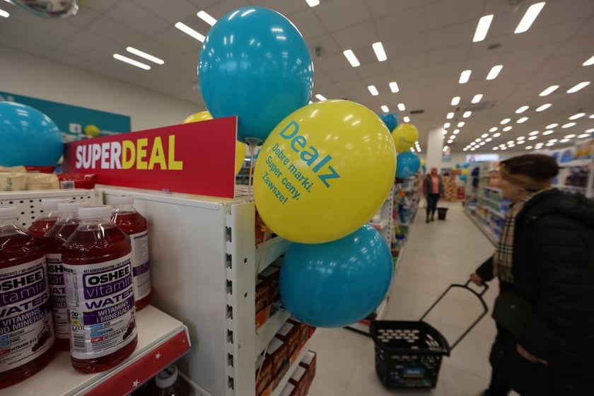 W centrum handlowym Długosza 66 są kolejne we Wrocławiu sklepy sieci handlowych takich jak: Dealz, Action, Tedi, Maxi Zoo, KiK, Rossmann i Pepco.