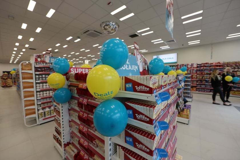 W centrum handlowym Długosza 66 są kolejne we Wrocławiu sklepy sieci handlowych takich jak: Dealz, Action, Tedi, Maxi Zoo, KiK, Rossmann i Pepco.