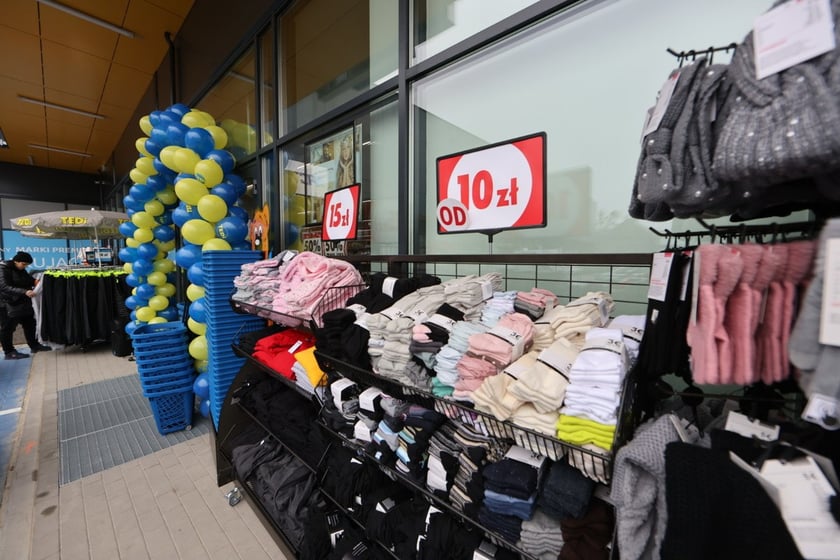 W centrum handlowym Długosza 66 są kolejne we Wrocławiu sklepy sieci handlowych takich jak: Dealz, Action, Tedi, Maxi Zoo, KiK, Rossmann i Pepco.