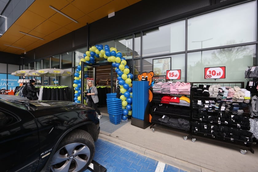 W centrum handlowym Długosza 66 są kolejne we Wrocławiu sklepy sieci handlowych takich jak: Dealz, Action, Tedi, Maxi Zoo, KiK, Rossmann i Pepco.