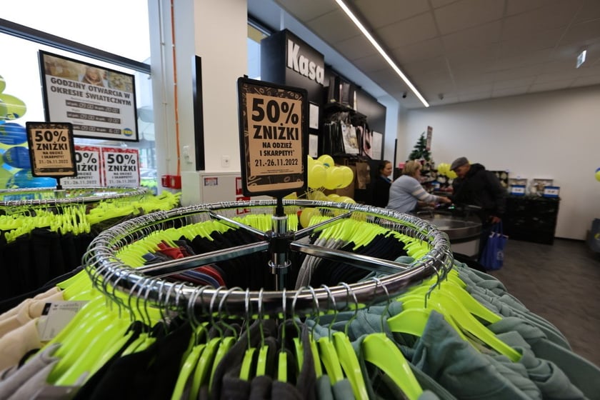 W centrum handlowym Długosza 66 są kolejne we Wrocławiu sklepy sieci handlowych takich jak: Dealz, Action, Tedi, Maxi Zoo, KiK, Rossmann i Pepco.