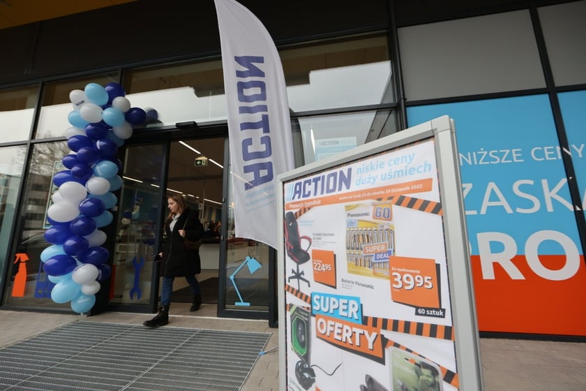 W centrum handlowym Długosza 66 są kolejne we Wrocławiu sklepy sieci handlowych takich jak: Dealz, Action, Tedi, Maxi Zoo, KiK, Rossmann i Pepco.