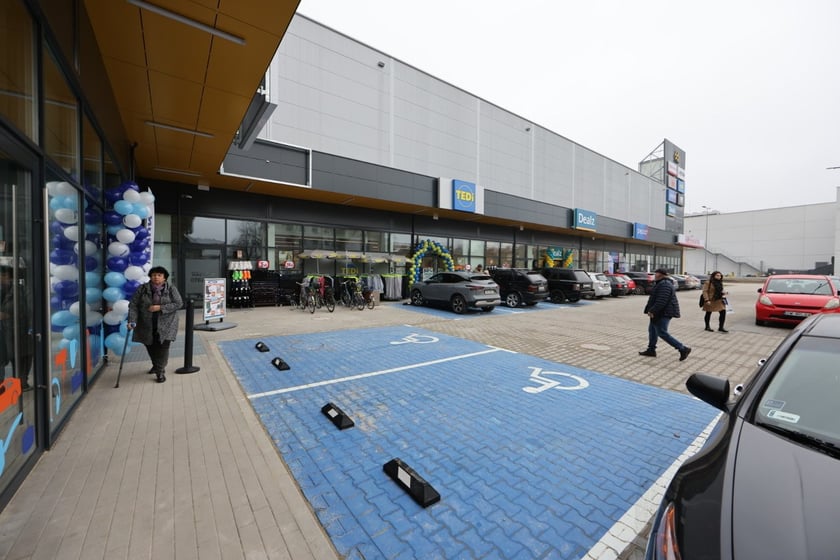 W centrum handlowym Długosza 66 są kolejne we Wrocławiu sklepy sieci handlowych takich jak: Dealz, Action, Tedi, Maxi Zoo, KiK, Rossmann i Pepco.