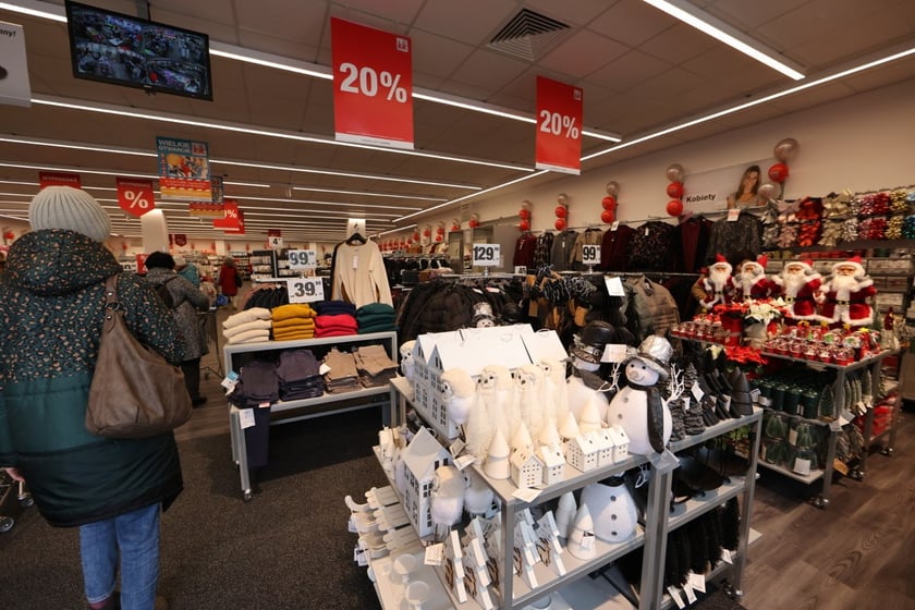 W centrum handlowym Długosza 66 są kolejne we Wrocławiu sklepy sieci handlowych takich jak: Dealz, Action, Tedi, Maxi Zoo, KiK, Rossmann i Pepco.