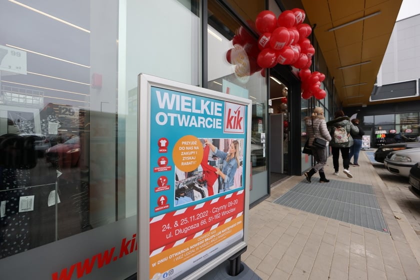 W centrum handlowym Długosza 66 są kolejne we Wrocławiu sklepy sieci handlowych takich jak: Dealz, Action, Tedi, Maxi Zoo, KiK, Rossmann i Pepco.