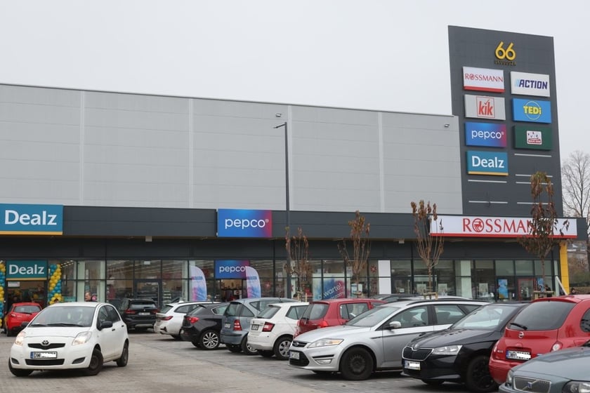 W centrum handlowym Długosza 66 są kolejne we Wrocławiu sklepy sieci handlowych takich jak: Dealz, Action, Tedi, Maxi Zoo, KiK, Rossmann i Pepco.
