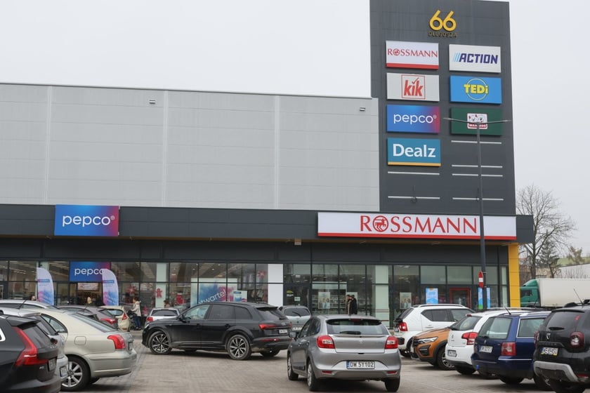 W centrum handlowym Długosza 66 są kolejne we Wrocławiu sklepy sieci handlowych takich jak: Dealz, Action, Tedi, Maxi Zoo, KiK, Rossmann i Pepco.