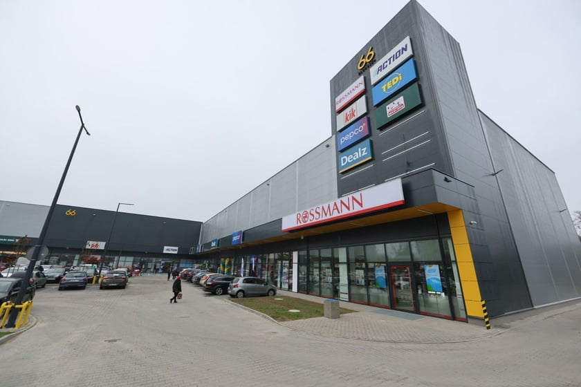 W centrum handlowym Długosza 66 są kolejne we Wrocławiu sklepy sieci handlowych takich jak: Dealz, Action, Tedi, Maxi Zoo, KiK, Rossmann i Pepco.