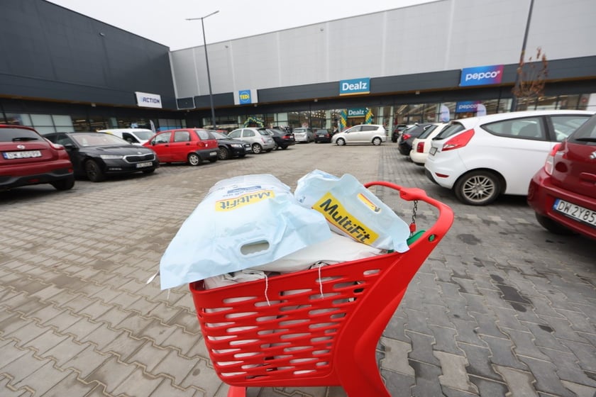 W centrum handlowym Długosza 66 są kolejne we Wrocławiu sklepy sieci handlowych takich jak: Dealz, Action, Tedi, Maxi Zoo, KiK, Rossmann i Pepco.