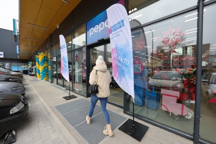 W centrum handlowym Długosza 66 są kolejne we Wrocławiu sklepy sieci handlowych takich jak: Dealz, Action, Tedi, Maxi Zoo, KiK, Rossmann i Pepco.