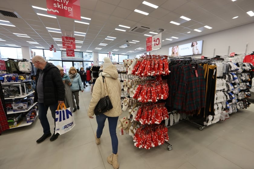 W centrum handlowym Długosza 66 są kolejne we Wrocławiu sklepy sieci handlowych takich jak: Dealz, Action, Tedi, Maxi Zoo, KiK, Rossmann i Pepco.