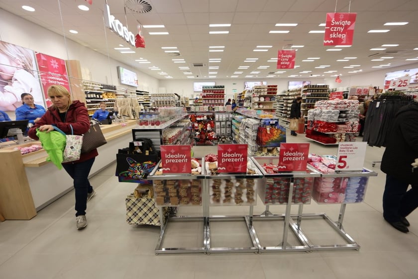 W centrum handlowym Długosza 66 są kolejne we Wrocławiu sklepy sieci handlowych takich jak: Dealz, Action, Tedi, Maxi Zoo, KiK, Rossmann i Pepco.