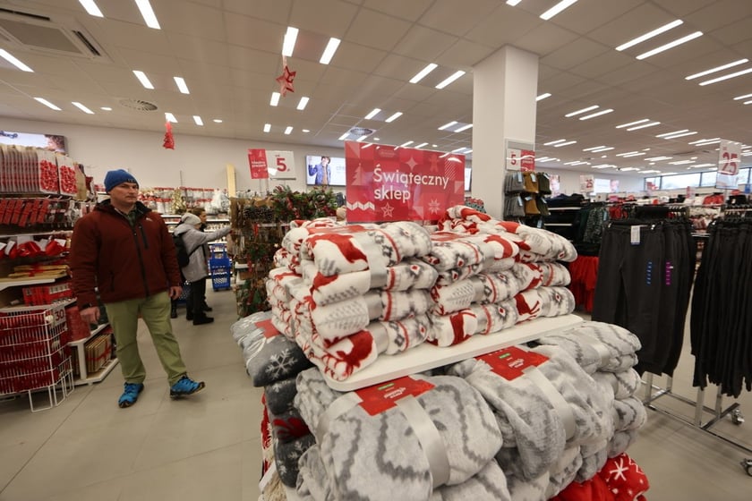 W centrum handlowym Długosza 66 są kolejne we Wrocławiu sklepy sieci handlowych takich jak: Dealz, Action, Tedi, Maxi Zoo, KiK, Rossmann i Pepco.