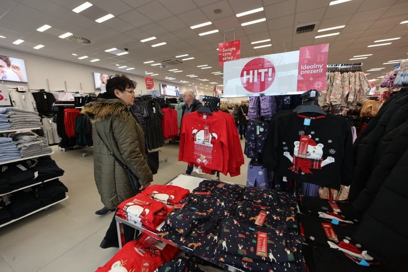 W centrum handlowym Długosza 66 są kolejne we Wrocławiu sklepy sieci handlowych takich jak: Dealz, Action, Tedi, Maxi Zoo, KiK, Rossmann i Pepco.