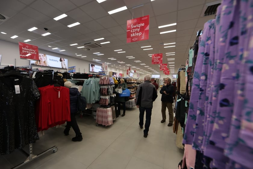 W centrum handlowym Długosza 66 są kolejne we Wrocławiu sklepy sieci handlowych takich jak: Dealz, Action, Tedi, Maxi Zoo, KiK, Rossmann i Pepco.