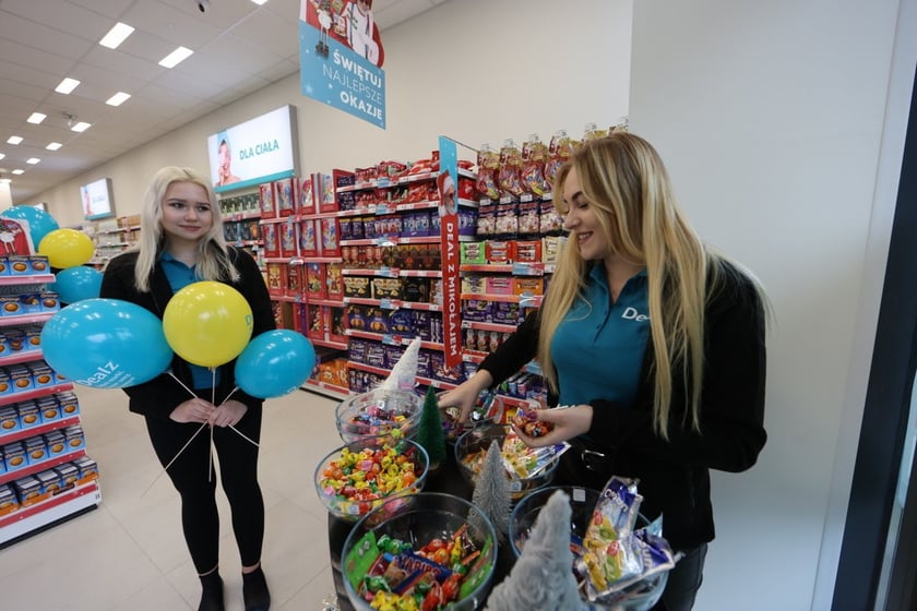 W centrum handlowym Długosza 66 są kolejne we Wrocławiu sklepy sieci handlowych takich jak: Dealz, Action, Tedi, Maxi Zoo, KiK, Rossmann i Pepco.