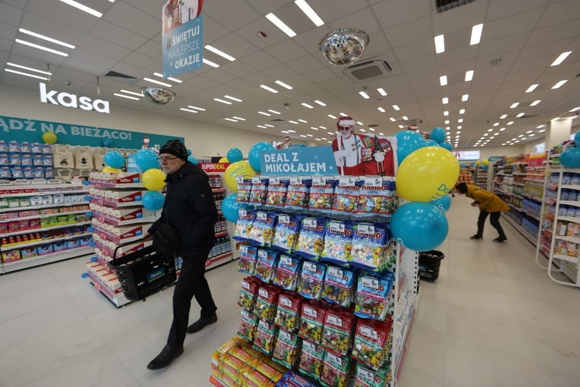 W centrum handlowym Długosza 66 są kolejne we Wrocławiu sklepy sieci handlowych takich jak: Dealz, Action, Tedi, Maxi Zoo, KiK, Rossmann i Pepco.