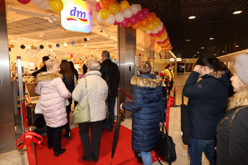 6 grudnia 2022 r. otwarto drogerię dm w centrum handlowym Marino we Wrocławiu