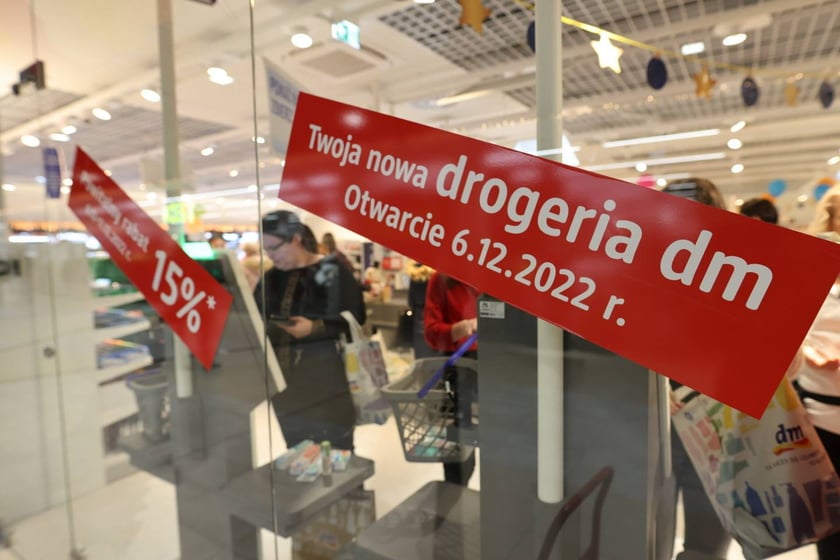 6 grudnia 2022 r. otwarto drogerię dm w centrum handlowym Marino we Wrocławiu
