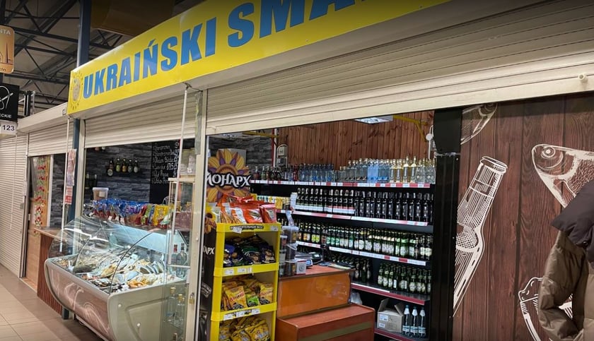 Ukraiński Smak, dwie lokalizacje we Wrocławiu. Ukraiński Smak, ul. Wieczysta 113a. Godziny otwarcia poniedziałek ? piątek 10.00-19.00, sobota 10.00-21.00, niedziela 10.00-19.00. Ukraiński Smak, ul Komandorska 66, SH ?Arena?. Godziny otwarcia poniedziałek ? piątek 9.00 ? 19.00, sobota 9.00 ? 17.00, niedziela nieczynny. Produkty spożywcze: suszone ryby, snaki rybne, ryby wędzone na zimno, konserwy rybne, sucharki, kawior, sery, kiełbasy, słoniny, kasze, sosy, majonez, ketchup, przeciery pomidorowe, musztarda, adjika, sól, soda, ocet, olej słonecznikowy, kwas chlebowy, lemoniada ?Zhivchik?, Borjomi, pelmieni , pierogi, czebureki, tort ?Kijowski?, słodycze: cukierki, mleczko zagęszczone, chałwa, czekolada, batoniki, zefir, ciastka, pierniki, obwarzanki, wafle, lody. Ukraiński Smak prowadzi sprzedaż internetową.