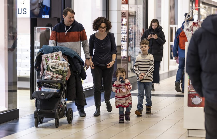 Od 1 stycznia 2023 r. lepsza ochrona senior&oacute;w &ndash; dla kupujących na pokazach i wycieczkach
Wydłużenie do 30 dni terminu na odstąpienie od umowy zawartej podczas nieum&oacute;wionej wizyty w domu konsumenta lub wycieczki. W przypadku pokaz&oacute;w nadal będzie to 14 dni.
Zakaz zawierania um&oacute;w finansowych podczas pokazu lub wycieczki. Zawarta w takiej sytuacji umowa, np. umowa pożyczki, będzie nieważna i nie będzie wywoływać skutk&oacute;w dla konsumenta.
Zakaz przyjmowania płatności przed upływem terminu na odstąpienie od umowy.&nbsp;