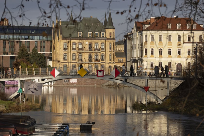 Urlop opiekuńczy, urlop z tytułu siły wyższej i zmiany w urlopach rodzicielskich &ndash; to nowości w urlopach dla pracownik&oacute;w, kt&oacute;rych można się spodziewać w 2023 r. 
W sumie, w roku pracownicy zatrudnieni na umowę o pracę mogą mieć nawet 35 dni wolnych.&nbsp;Obecnie urlop wypoczynkowy to od 20 do 26 dni.