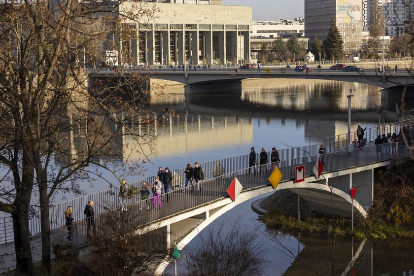 Dodatkowe pięć dni wolnego na urlop opiekuńczy w 2023 r.
W 2023 roku w polskim prawie wejdą w życie zapisy dyrektywy work-life balance. Wprowadza ona ważne zmiany dla pracownik&oacute;w dotyczących urlop&oacute;w.
Jedną z nich jest dodatkowe pięć dni urlopu opiekuńczego. &ndash; Urlop opiekuńczy ma być wykorzystany na sprawowanie opieki lub wsparcia krewnego lub osoby zamieszkującej z pracownikiem w tym samym gospodarstwie domowym, kt&oacute;rzy wymagają znacznej opieki lub znacznego wsparcia z poważnych względ&oacute;w medycznych - i takie zapisy znajdą się w polskim ustawodawstwie