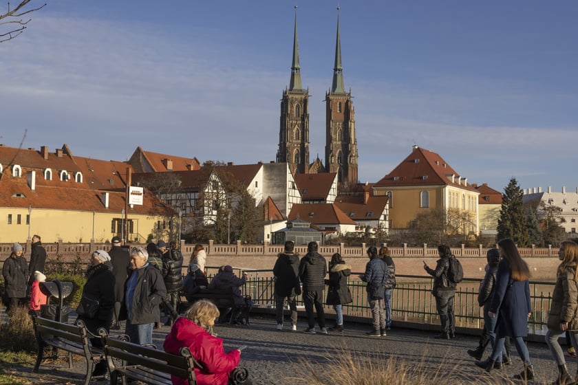 Wprowadzenie w polskim Kodeksie Pracy dłuższego urlopu i więcej dni wolnych ma związek z dostosowaniem polskiego prawa do wymog&oacute;w unijnych w związku z dyrektywą work-life balance.
Ustawa w tej sprawie ma w najbliższym czasie trafić do Sejmu.