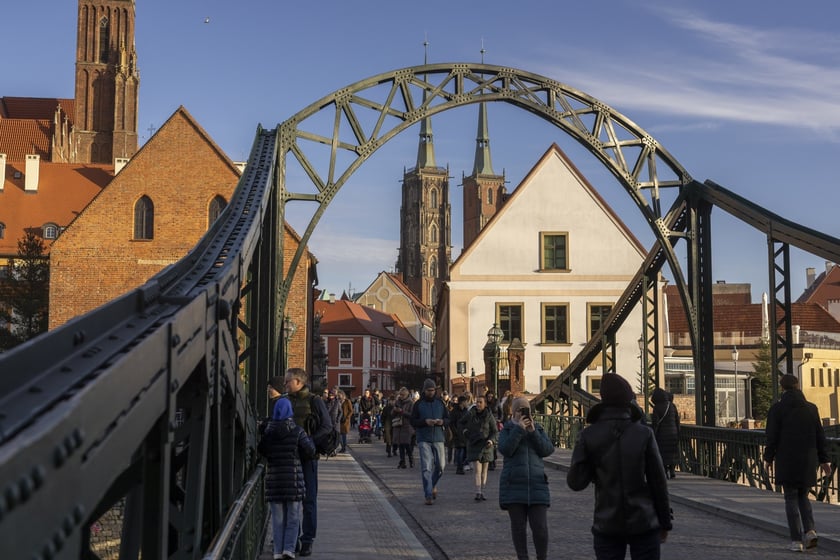 Dodatkowe dwa dni wolnego z powodu "siły wyższej" w 2023 r.
Dodatkowe wolne będzie przysługiwało m.in. z powodu &bdquo;siły wyższej&rdquo;, będą to dwa dodatkowe dni wolne lub 16 godzin w ciągu roku kalendarzowego.
W tym wypadku dodatkowe wolne obejmuje takie zdarzenia jak wypadek czy choroba.