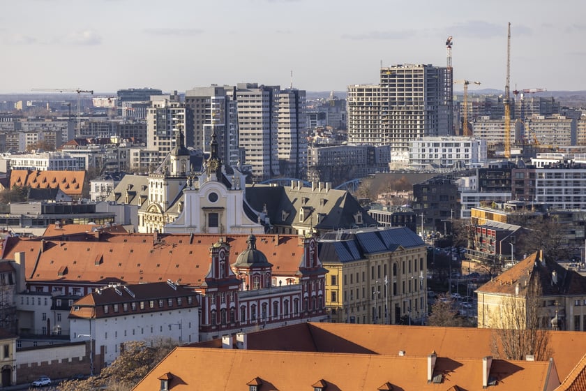 Widok na miasto z Katedry Marii Magdaleny, w tle budowa Quorum