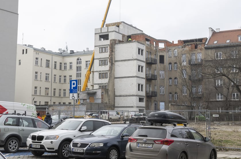 Trwa remont zabytkowej kamienicy przy ulicy Kołłątaja 23.